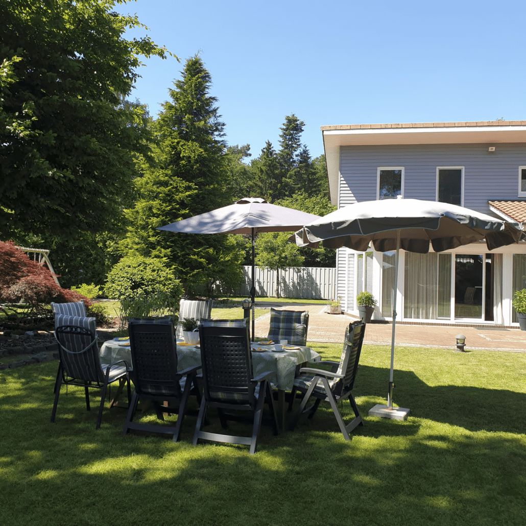 Sitzplatz im Garten mit Sonnenschirmen vor dem Abenteuerland