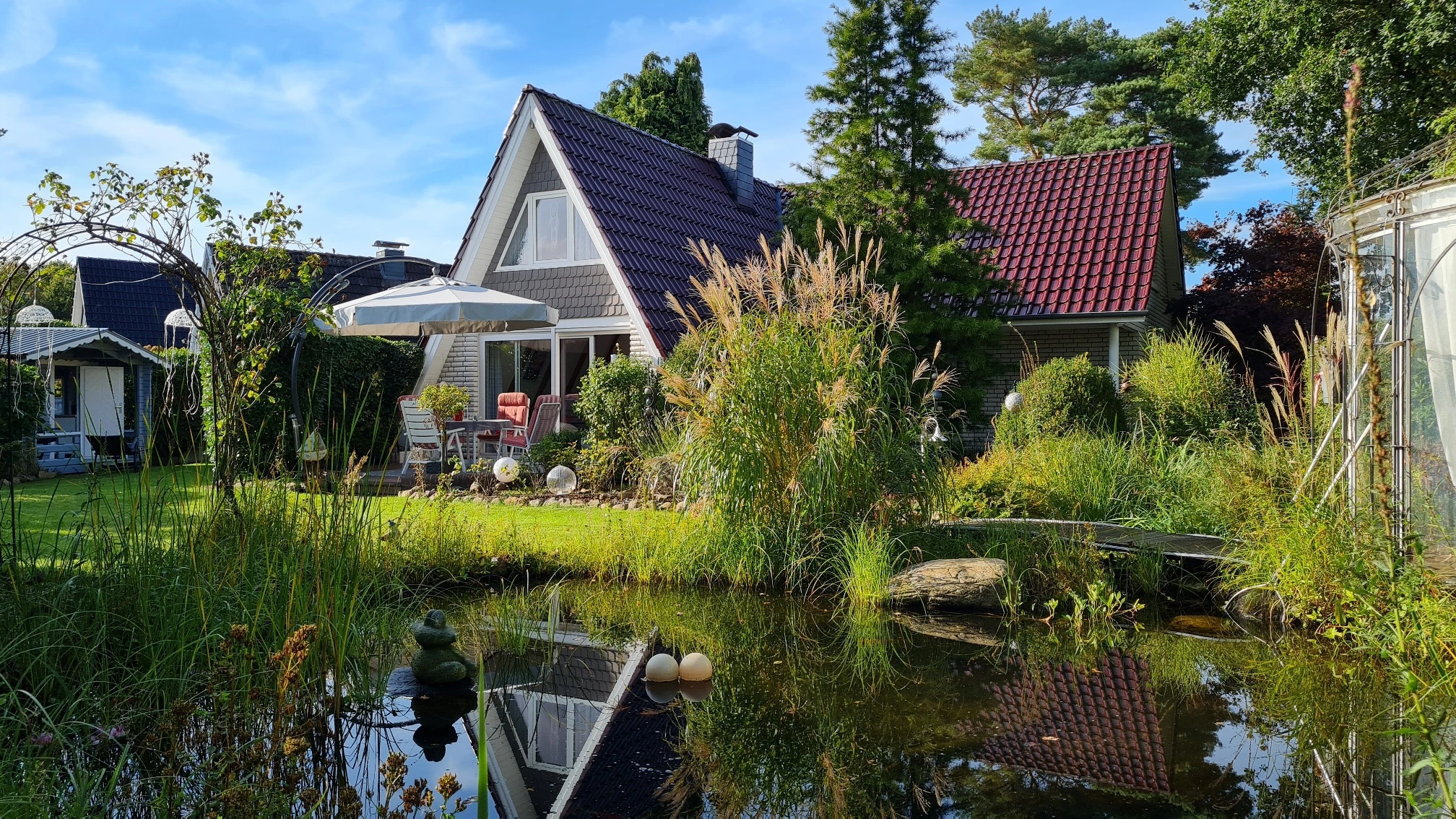 Ferienhaus am Bernsteinsee mit Terrasse, Garten und Teich