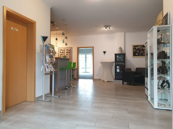 Heller Eingangsbereich mit Platz zum Ankommen