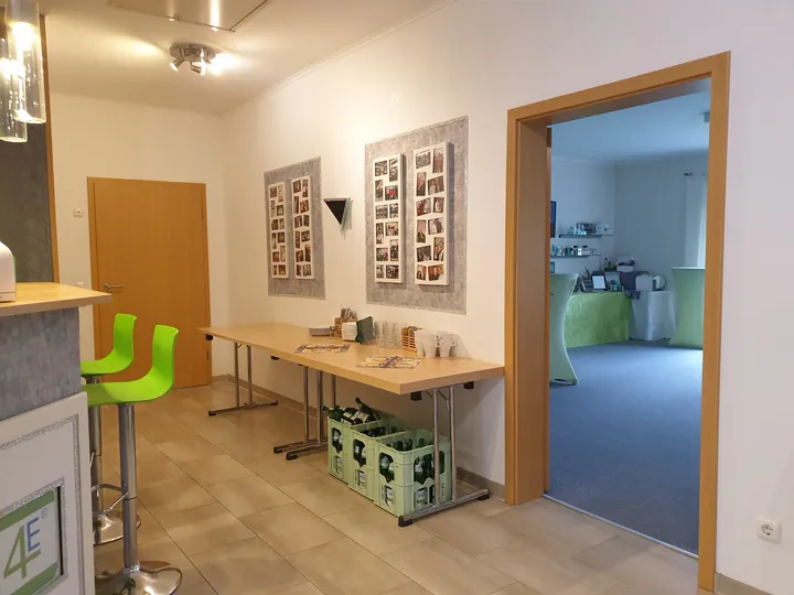 Foyer mit Sitzplätzen