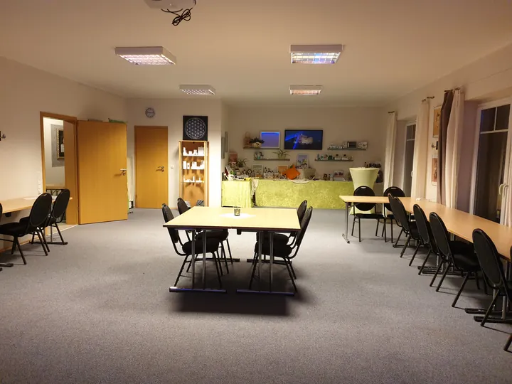 Blick durch den Seminarraum zum Eingang