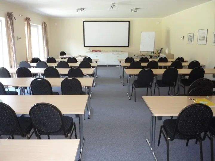 Seminarraum mit Tischen und Präsentationsfläche