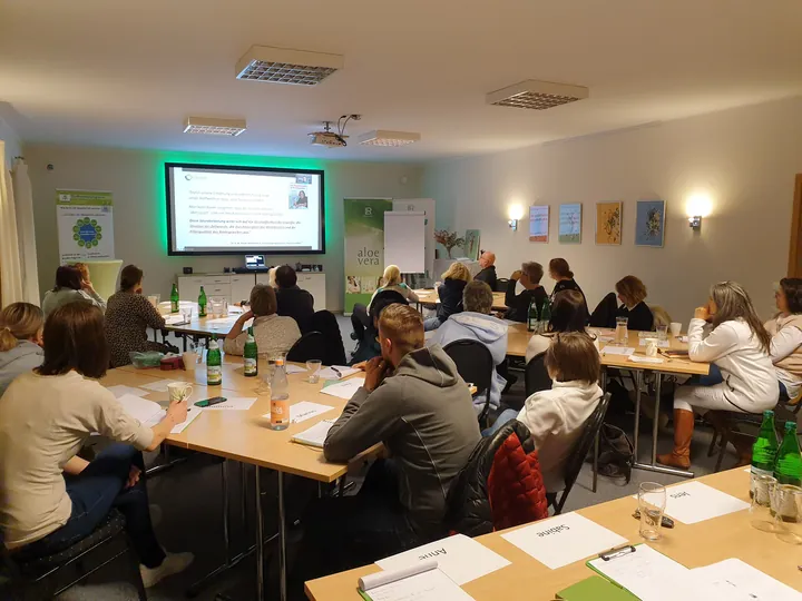 Workshop mit Tischen und Präsentation